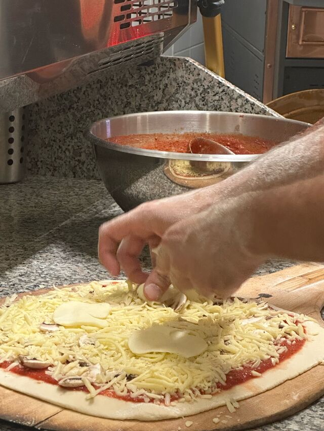 Ajout des ingrédients frais sélectionnés auprès de nos fournisseurs locaux Produits français et AOC privilégiés