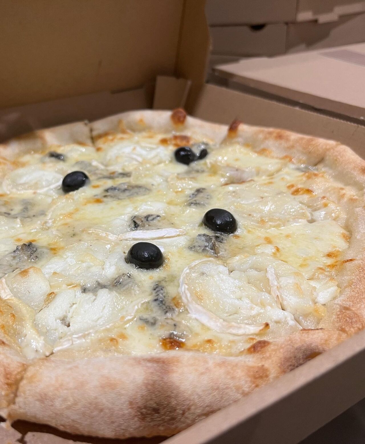 La 4 Formaggio Blanche
- Fior di latte- Chèvre- Gorgonzola- Parmesan