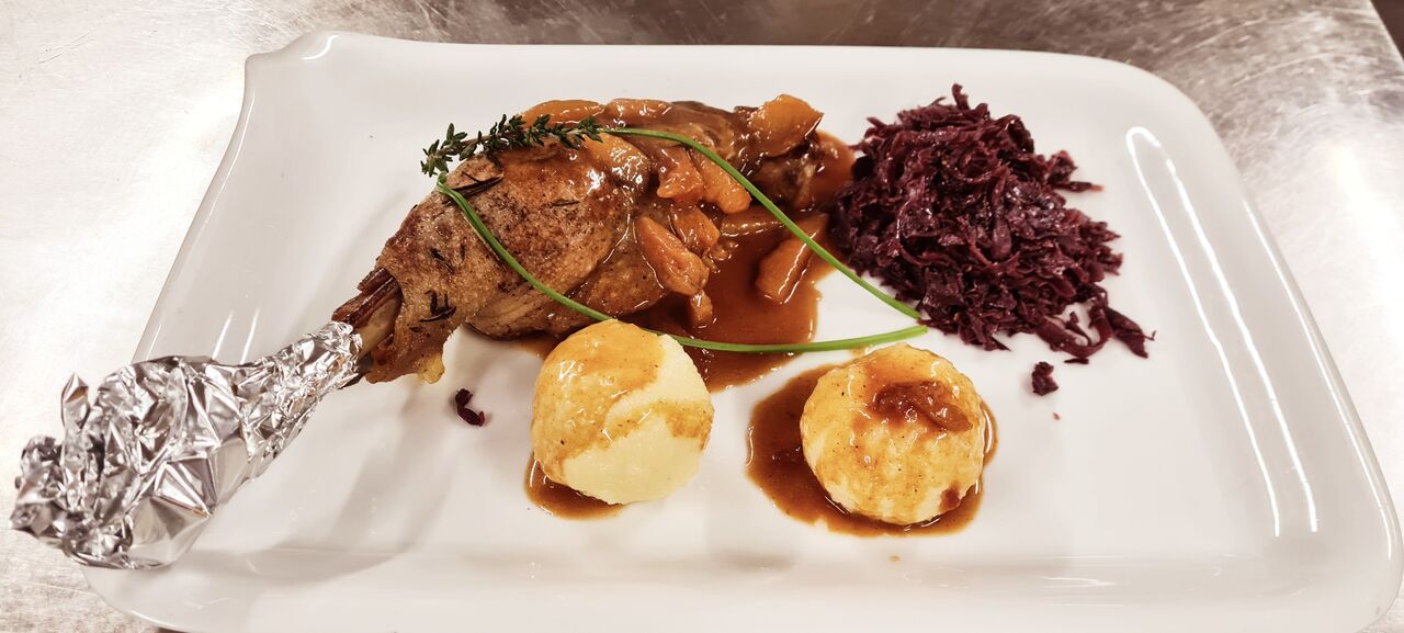 Gänsekeule mit Rotkohl und Klößen 