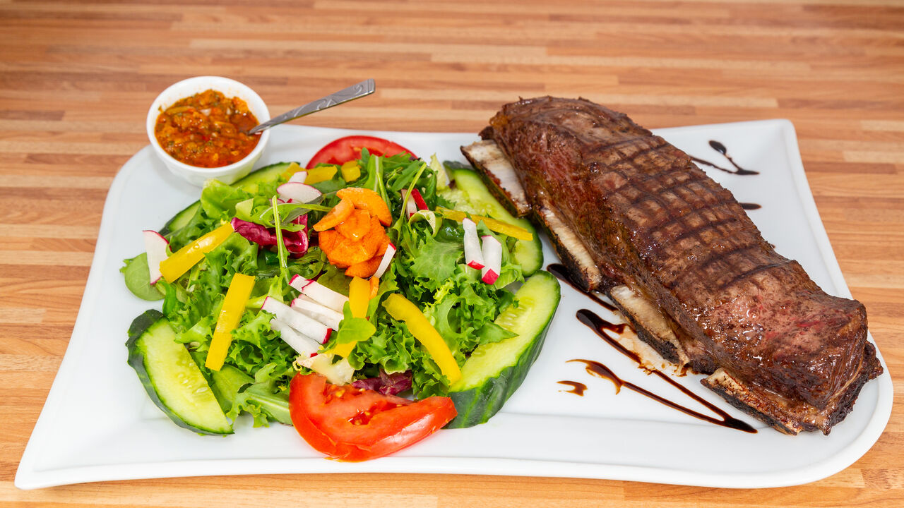 Asado (argentinische Rinderrippen) mit Salat 