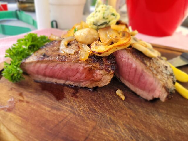 Hüftsteak mit Pommes und gebratenen Pilzen