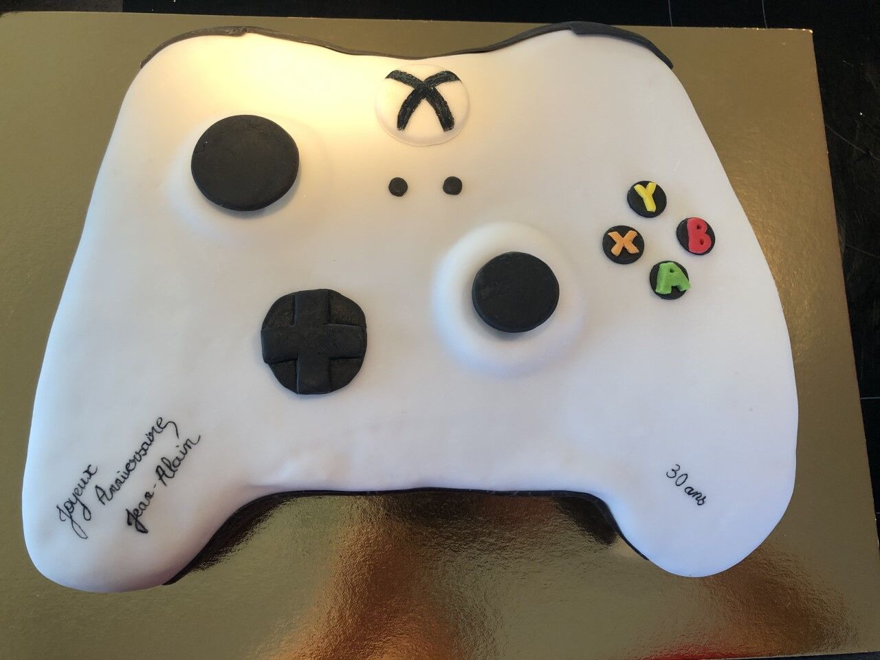 Cake design manette Xbox avec un gateau chocolat , une ganache chocolat au lait et un curd framboise !