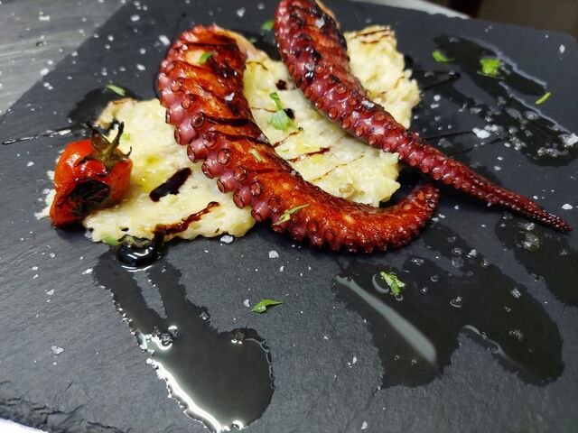 PULPO CON HUMUS