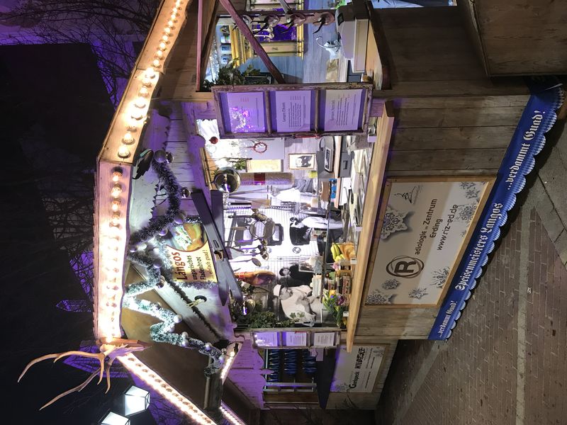 Verkaufshütte, der Speisenmeister
Langos, Crêpes, Kaiserschmarrn, Germknödel,
Kaffeespezialitäten, Eis