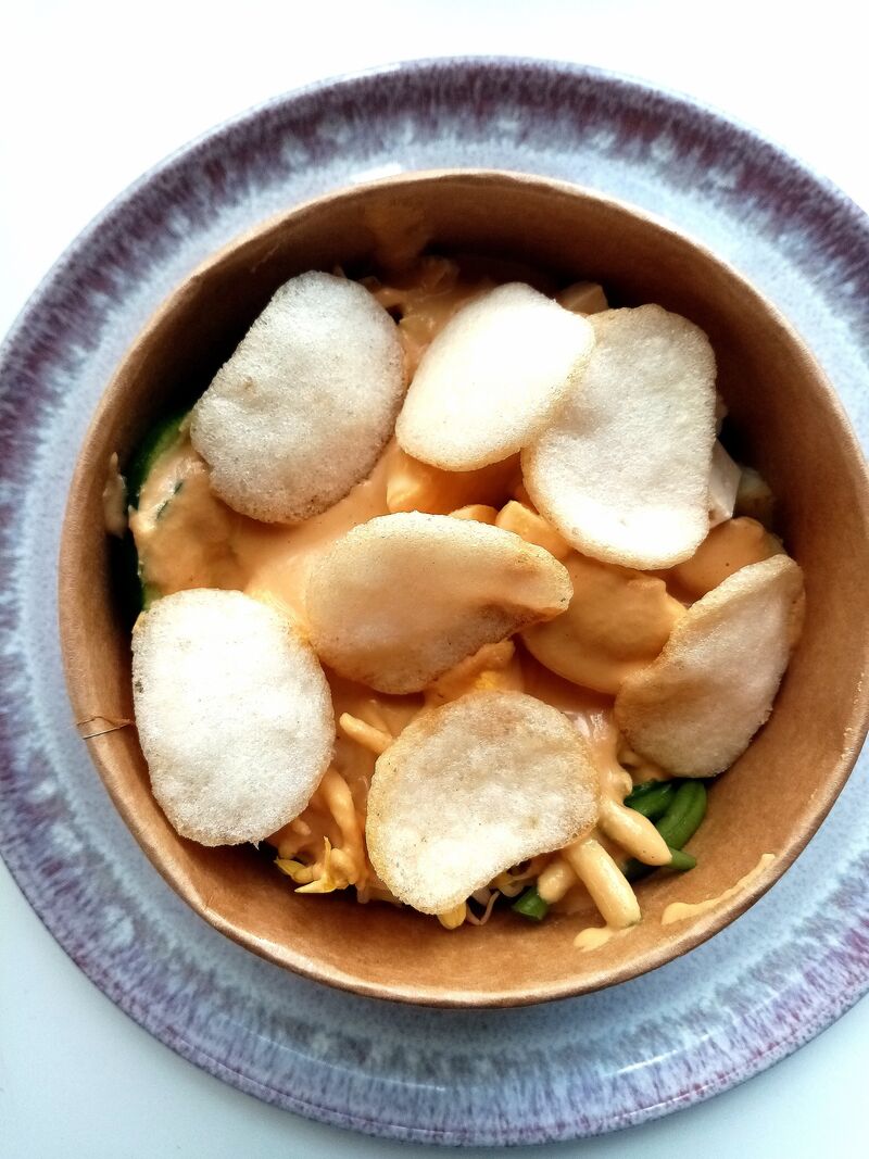 Gado Gado, concombres, tofu,chou,haricots verts, PDT, oeuf dur, napée d'une sauce cacahuète et chips de crevette