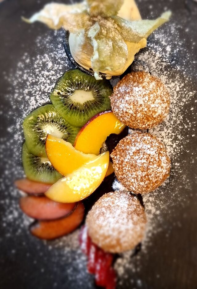Sesam Reisbällchen mit Vanilleeis und frischen Früchten, Beerensauce 