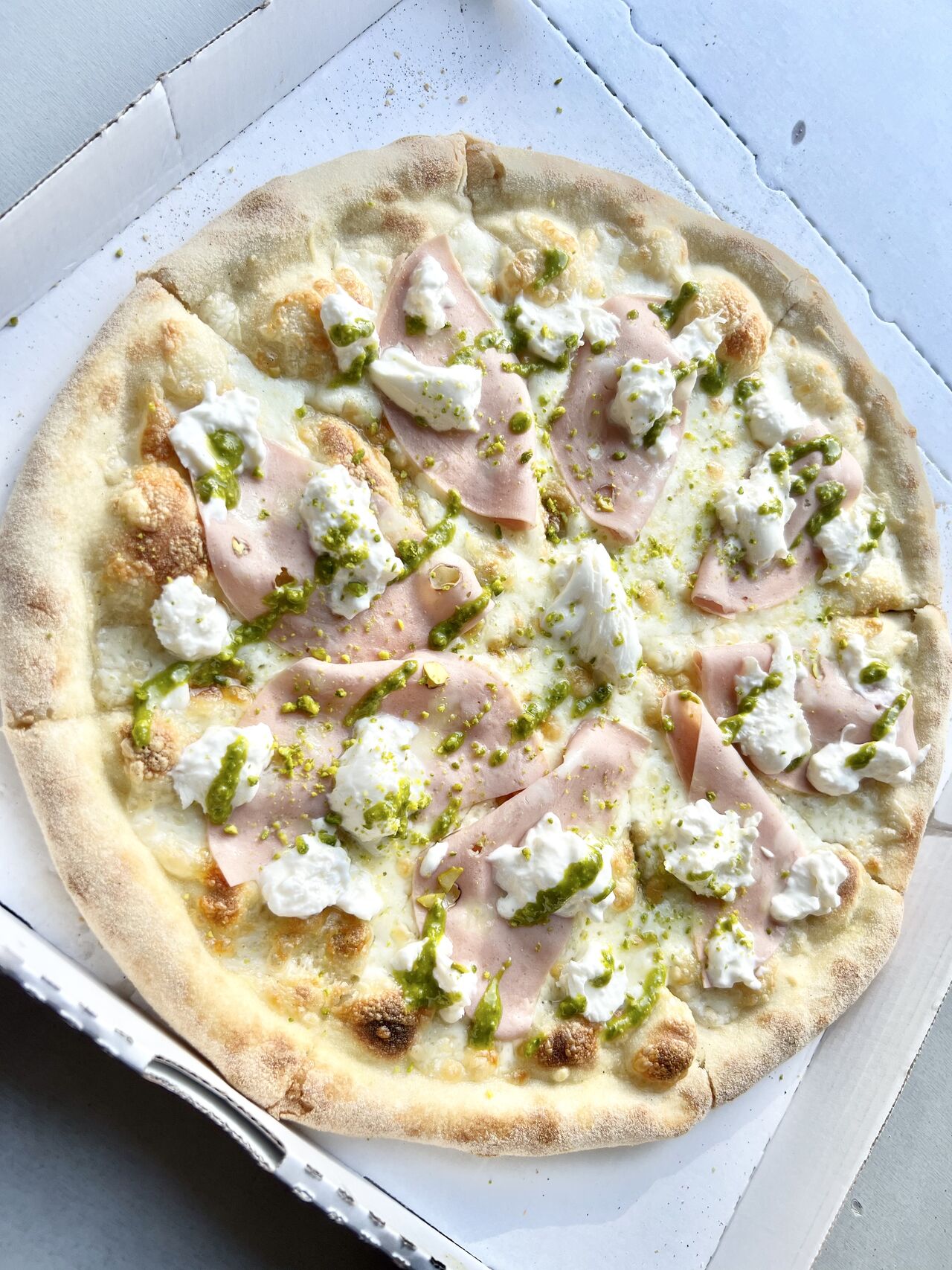 La Pistacchio :
Fior di latte - Mortadelle - Burrata - Pesto de Pistache maison - Eclats de Pistache 