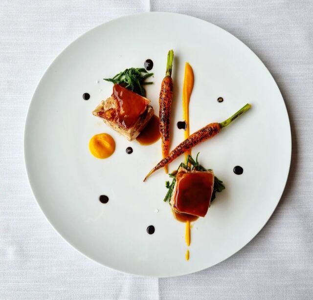 Coniglio porchettato, carote, bruscandoli e liquirizia