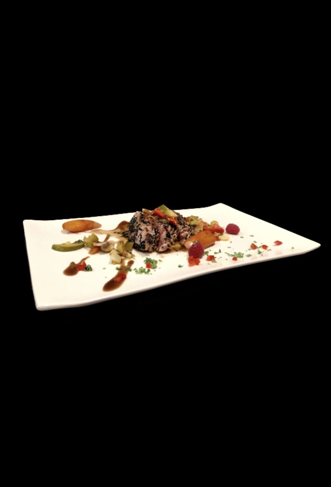 Thon rouge au sésame juste saisi sauce curry-menthe.