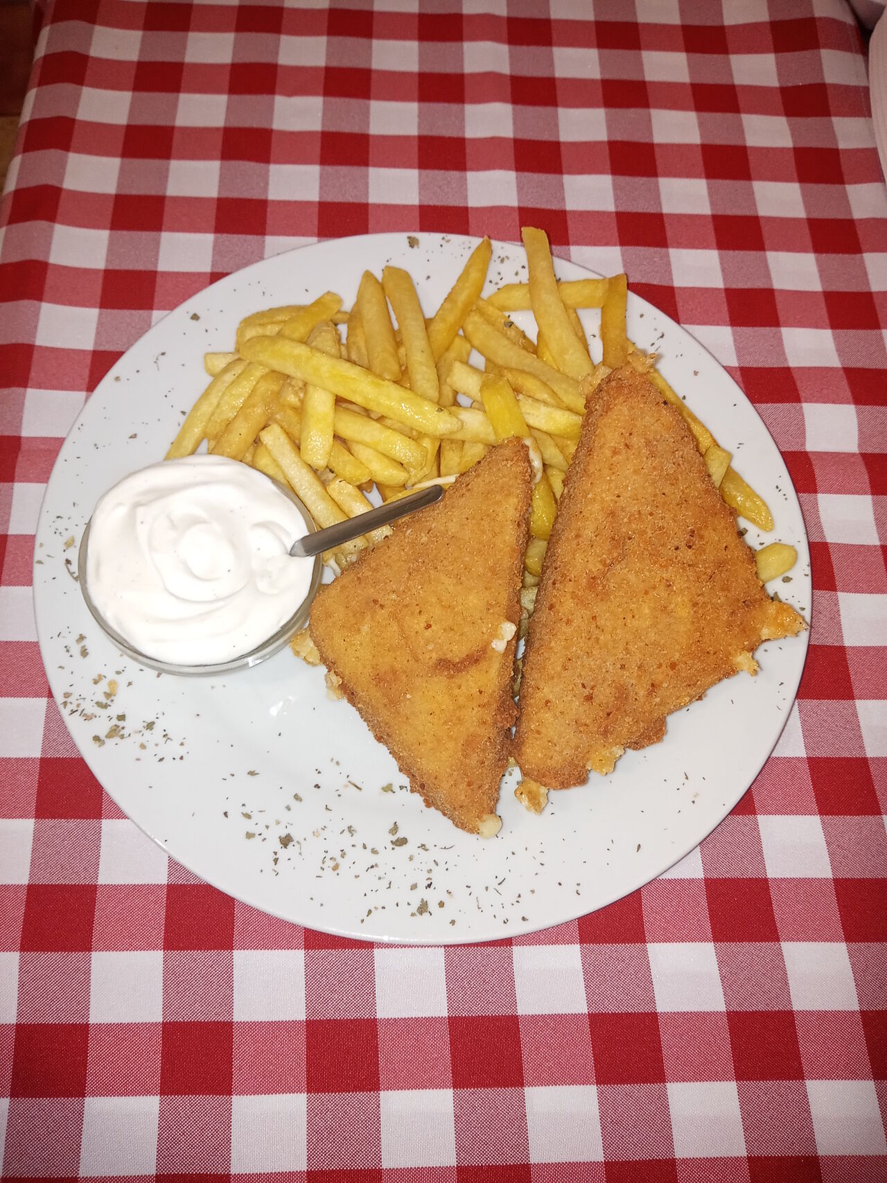 Rántott sajt rizzsel, tartármártással