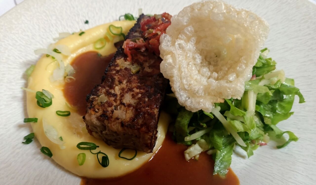 Pressé d'épaule de porc de la Ferme Margot confite aux petits légumes, purée de pommes de terre et crudités de saison,