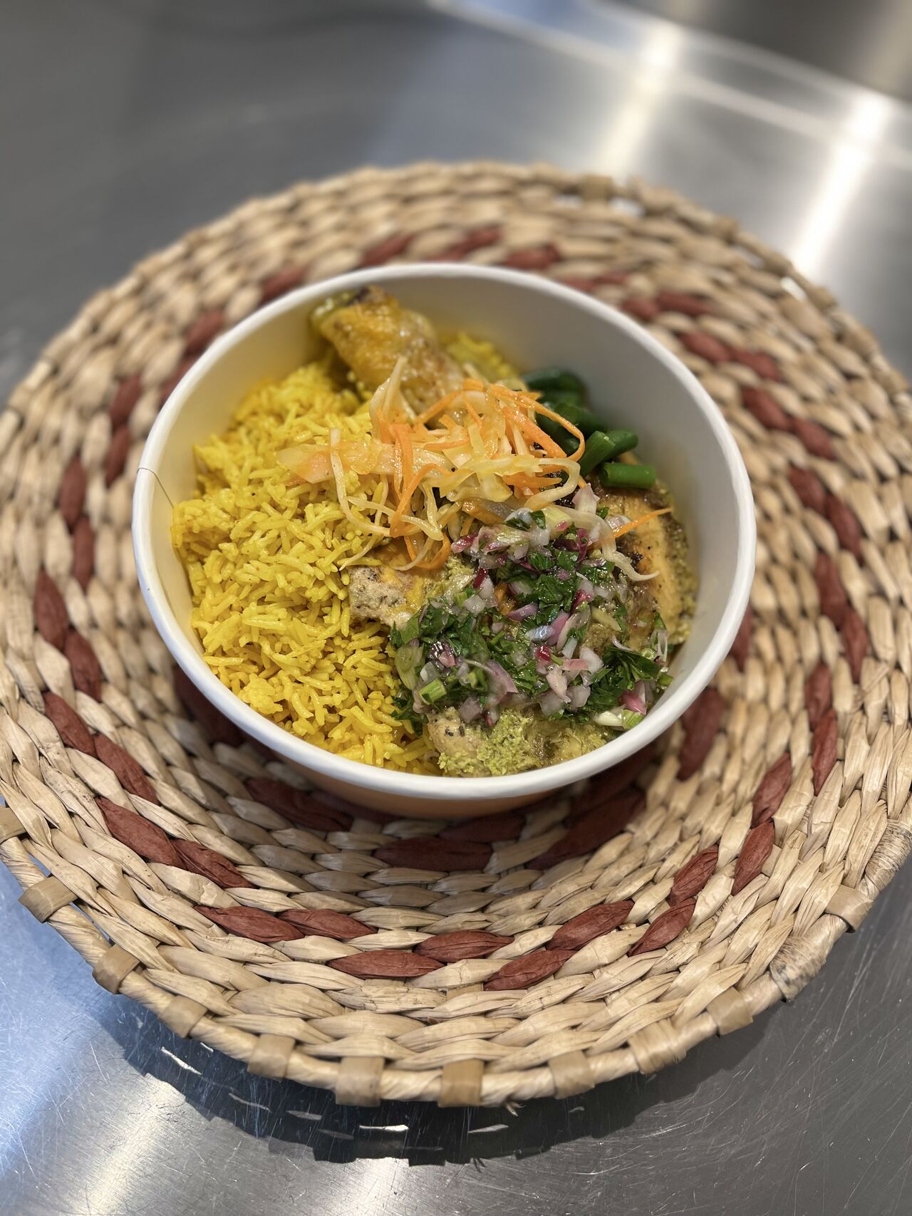 Cuisse de poulet mariné, riz safrané 