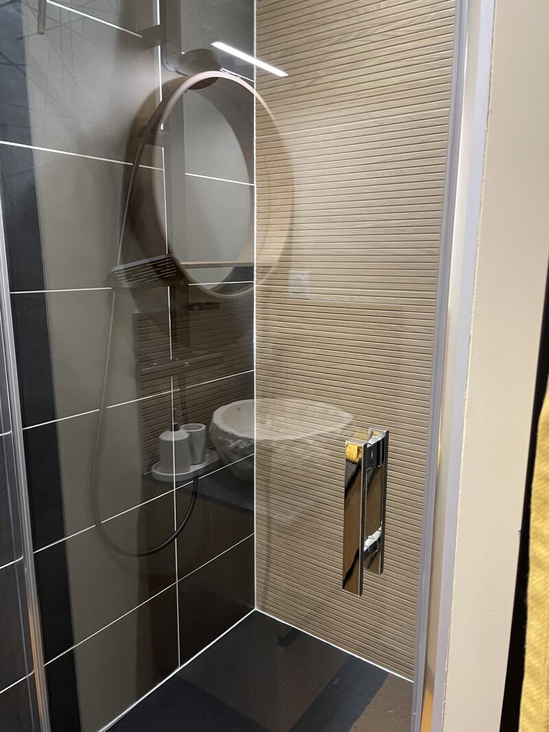 une douche spatieuse et agréable
