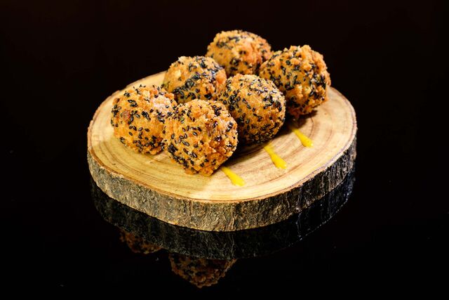 Croquetes de alheira recheados de queijo da serra