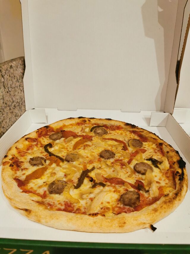 La SOA ?? c'est la pizza du chef ?? tomates, mozzarella, saucisse Gasy maison, poulet mariné, oignons confits, poivrons ??