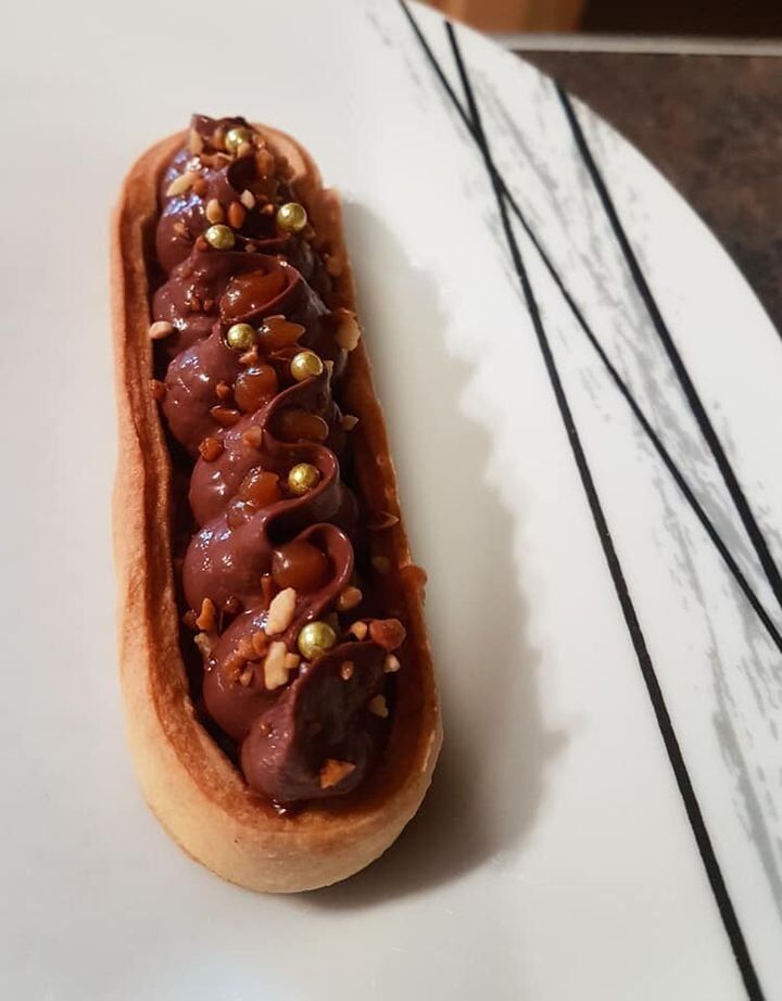 Tartelette compoté de poire ganache chocolat noir service à l'assiette 