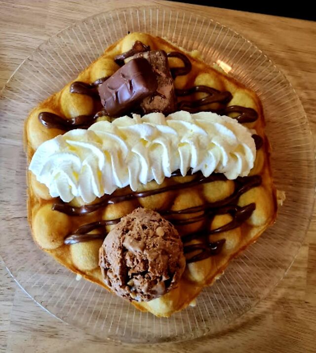 Bubble gaufre base Nutella, glace Snickers, crème fouettée, Snickers