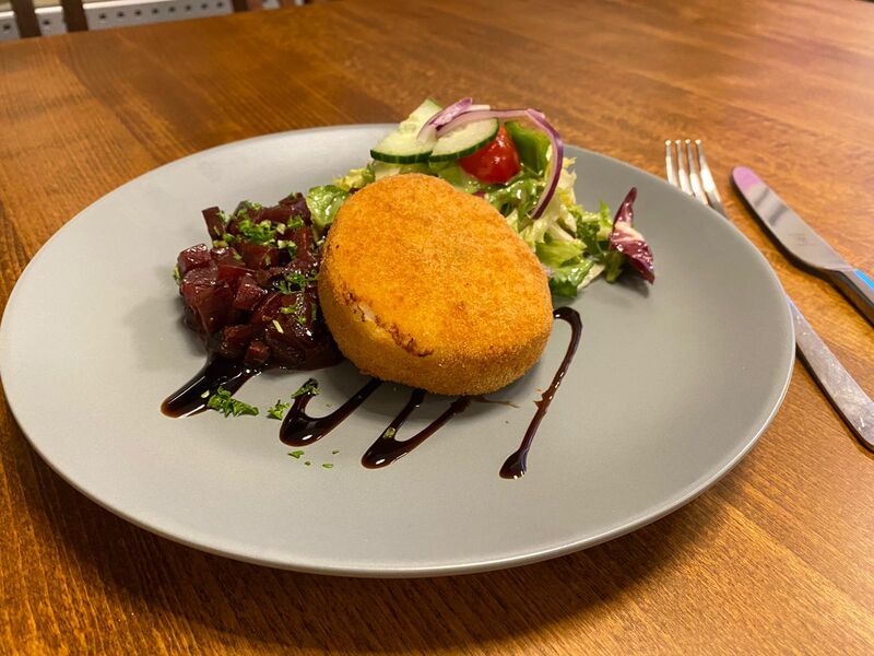 Ziegenkäse gebacken
Feigensenf/ Rote Beete/ Salat Bouqet