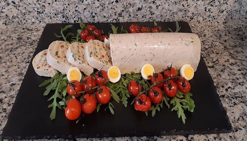 Putenbrustterrine begleitet von einer Thunfischcreme garniert mit Kirschtomaten und Wachtelei