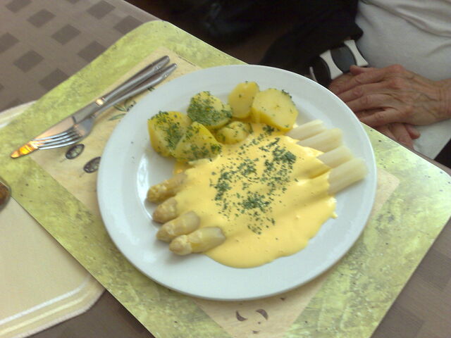Spargel mit Petersilkartoffeln und Sauce Hollandaise