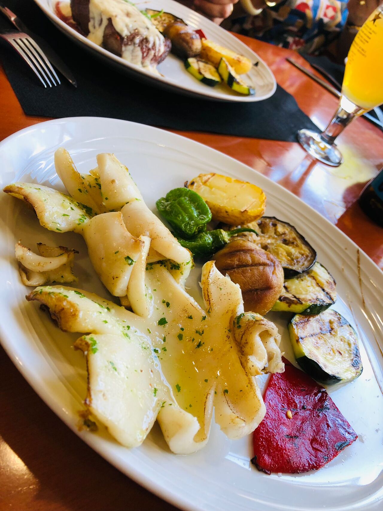 Calamares a la plancha con verduras braseadas