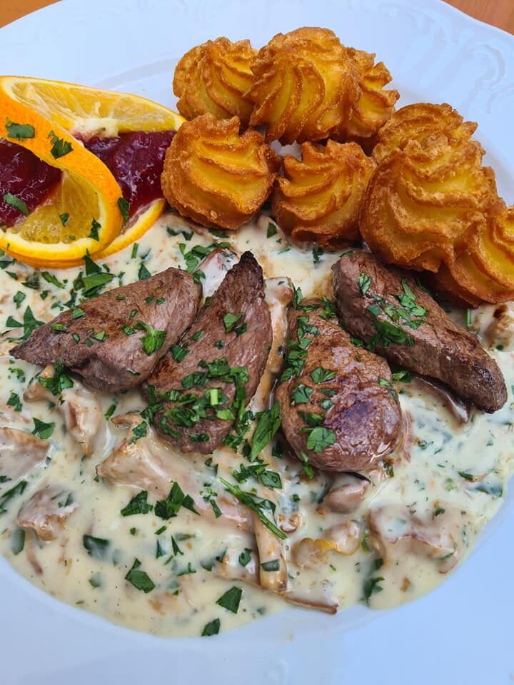 Wildschwein-Medaillons auf Eierschwammerl à la crème 