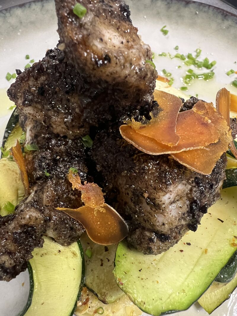 Les Médaillons de Lotte en Croûte d’Olives Noires, Poutargue et Courgettes