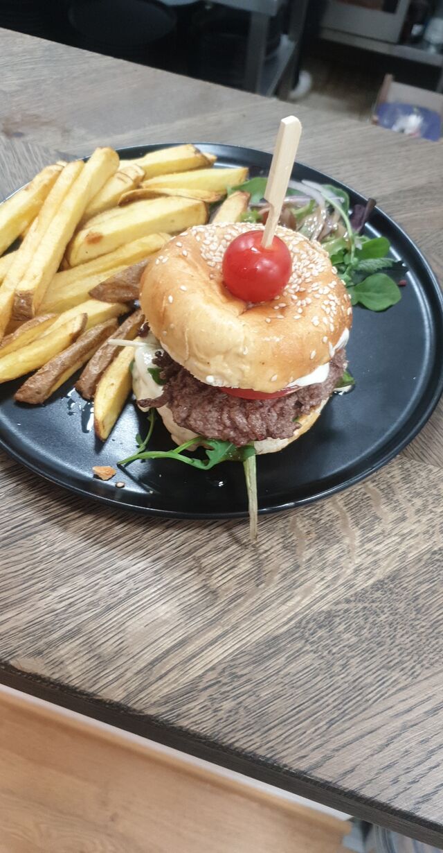 Burger de la semaine steak haché frais creme de chèvre maison 