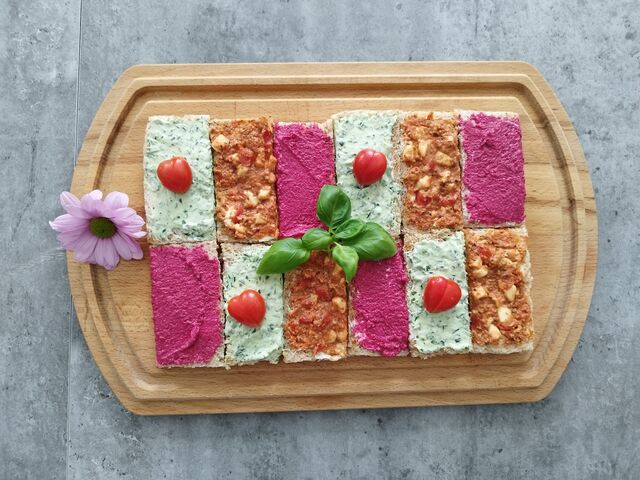 Brot mit Aufstrich....Bärlauch, pflanzlicher, rote Beete mit Meerrettich