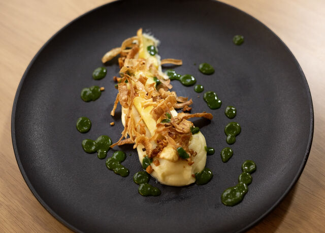 Panais rôtis et en mousseline, chips de peau de panais, granola de fruits à coques et jus de cresson