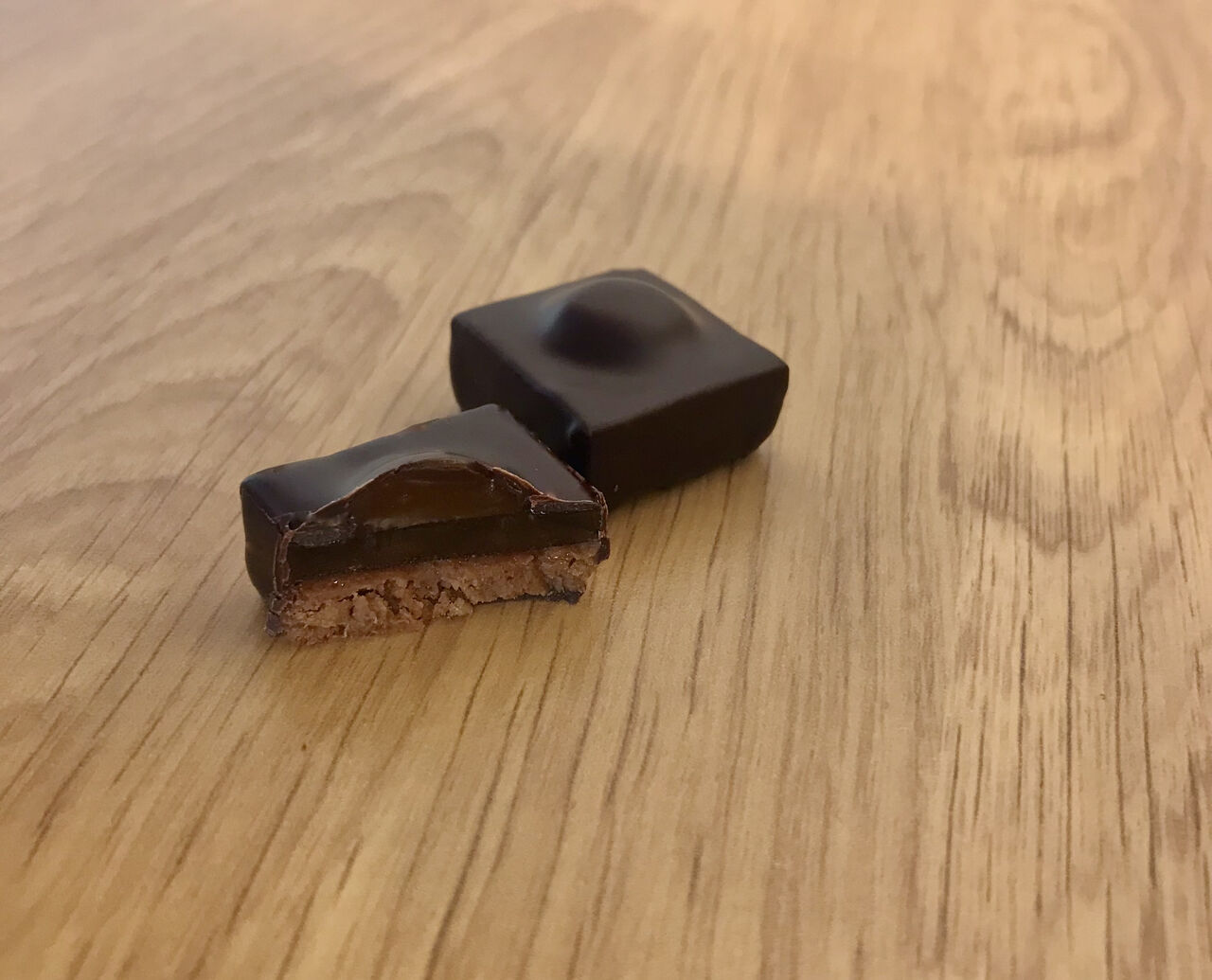 Notre spécialité TATIN : praliné feuilleté surmonté de sa pâte de fruits pommes et son dôme caramel 😍