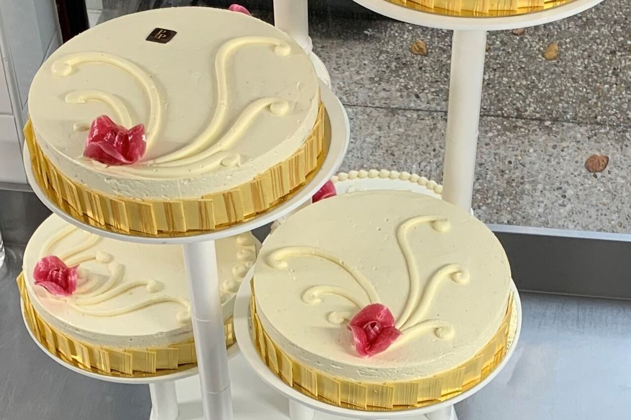 Gâteaux d'anniversaire et mariage