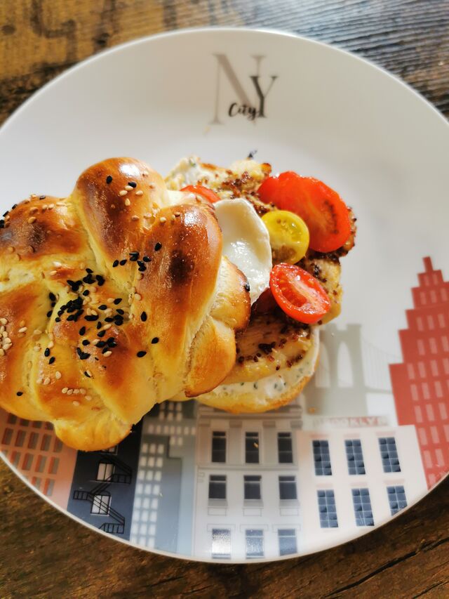 Sandwich Poulet : Pain brioché maison, cream cheese, poulet mariné moutarde à l'ancienne et miel, tomate et chèvre 