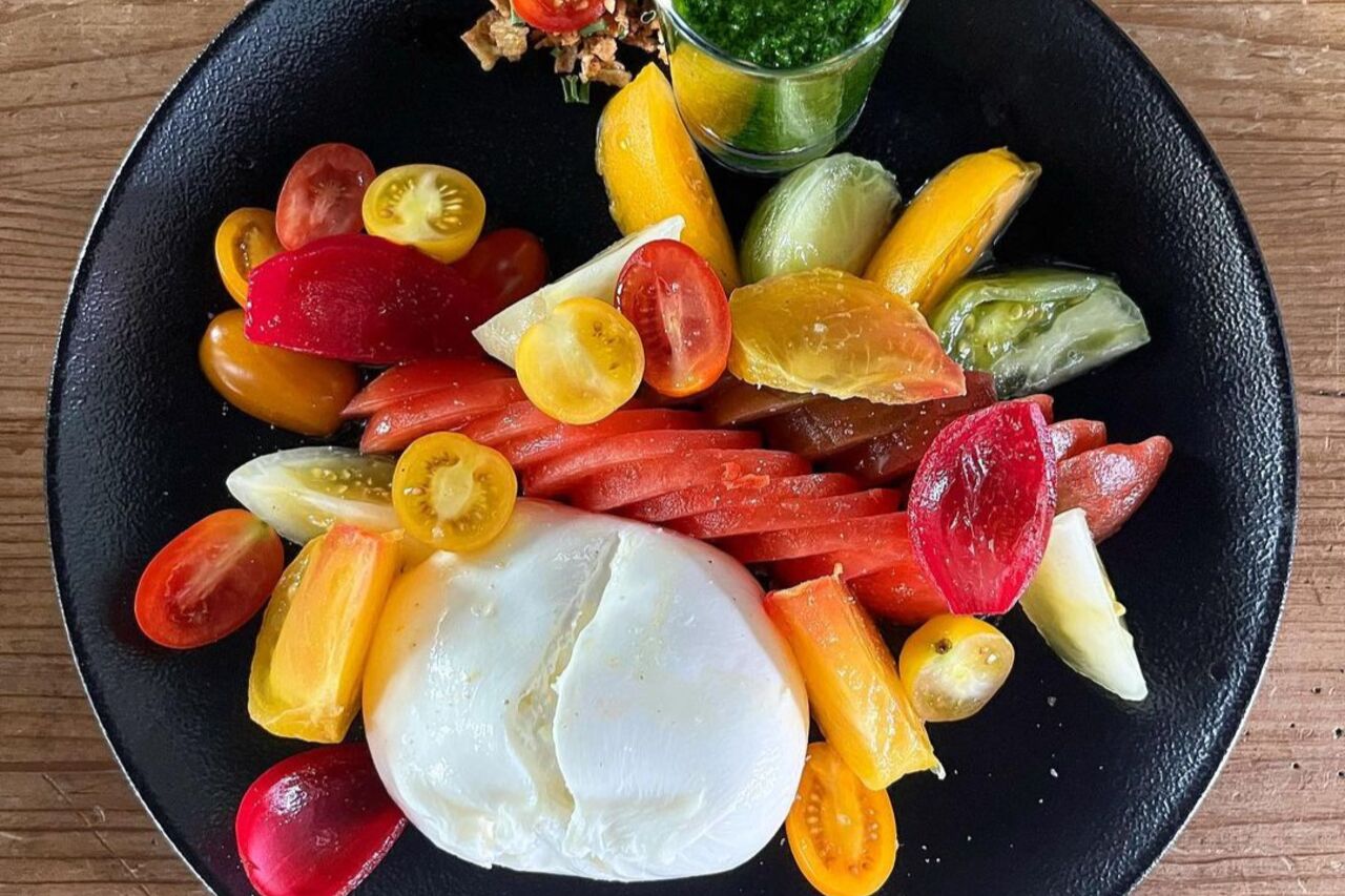 - Burrata onctueuse accompagnée de tomates anciennes -