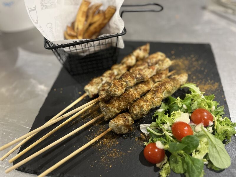 Assiette de brochettes de poulet accompagnées de ses frites 
