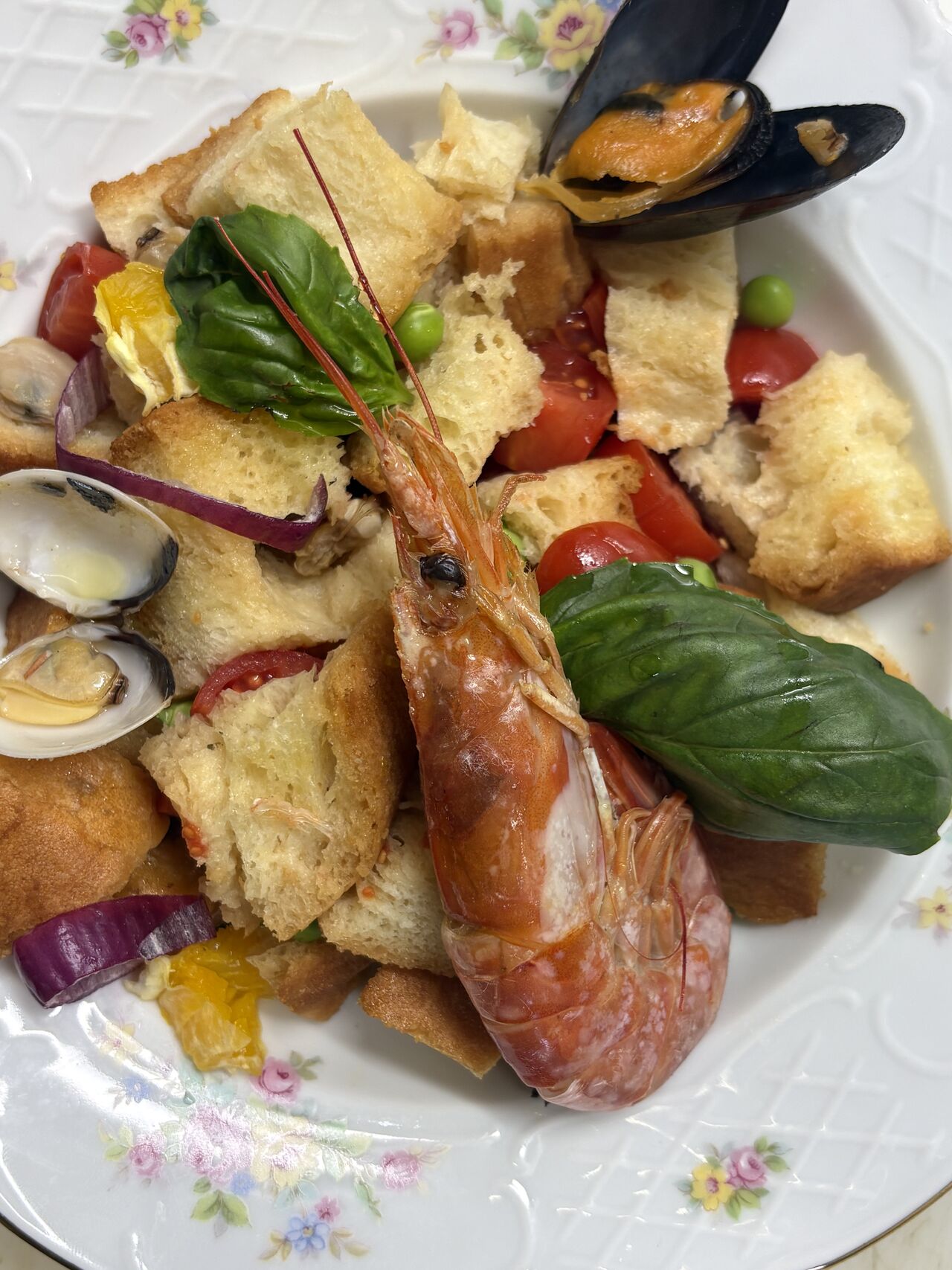 PANZANELLA TIEPIDA DI MOLLUSCHI E CROSTACEI CON VERDURE DI STAGIONE