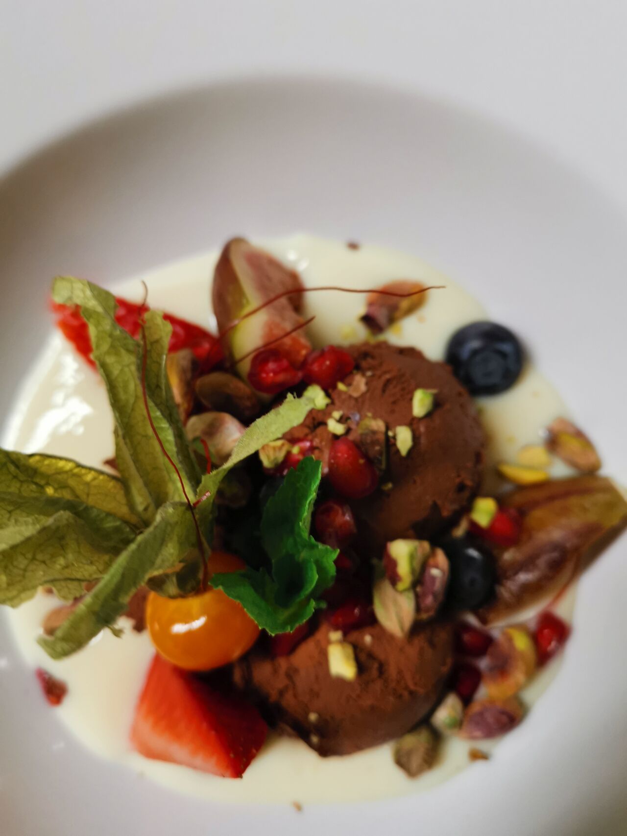 Valentín napi desszert: Csokoládé mousse friss gyümölcsök, pisztácia, chili ginseng