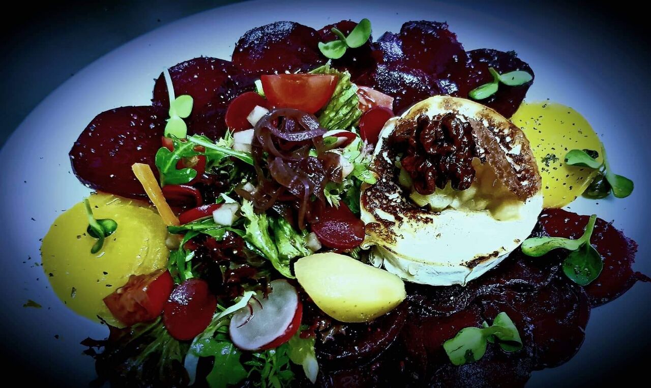 Bunte Beete Carpaccio mit gratiniertem Ziegenkäse