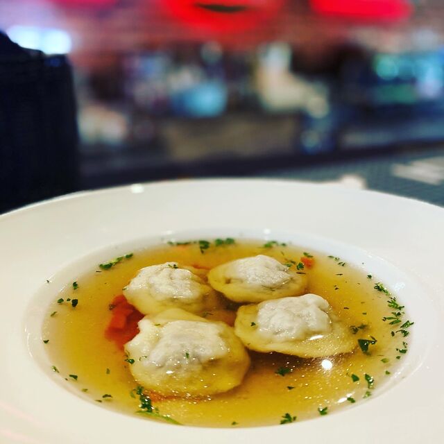 Rosołek z domowymi pierożkami z polędwicy 