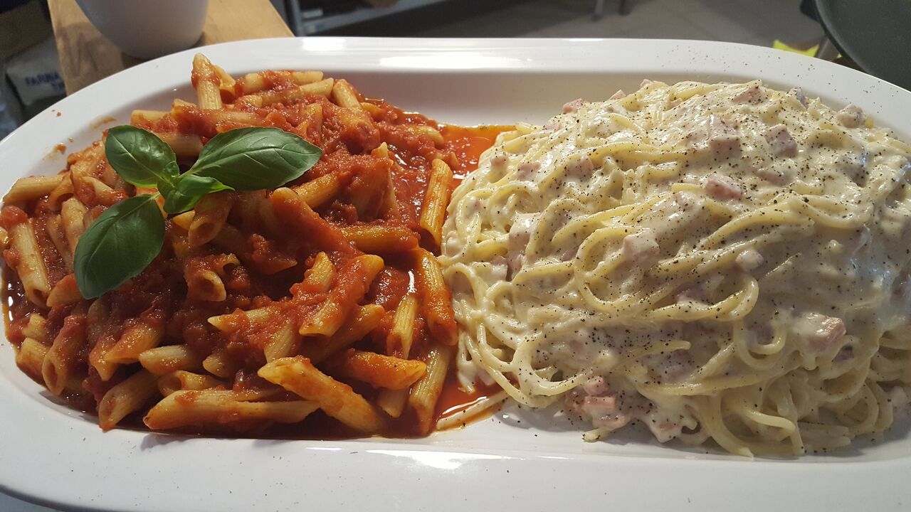 Penne al pomodoro e spaghetti carbonara 
