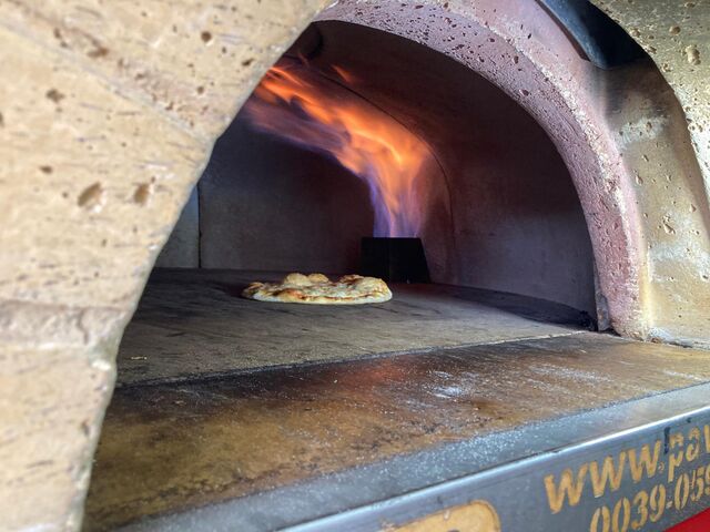 Pizza aus dem Holz- Feuersteinofen