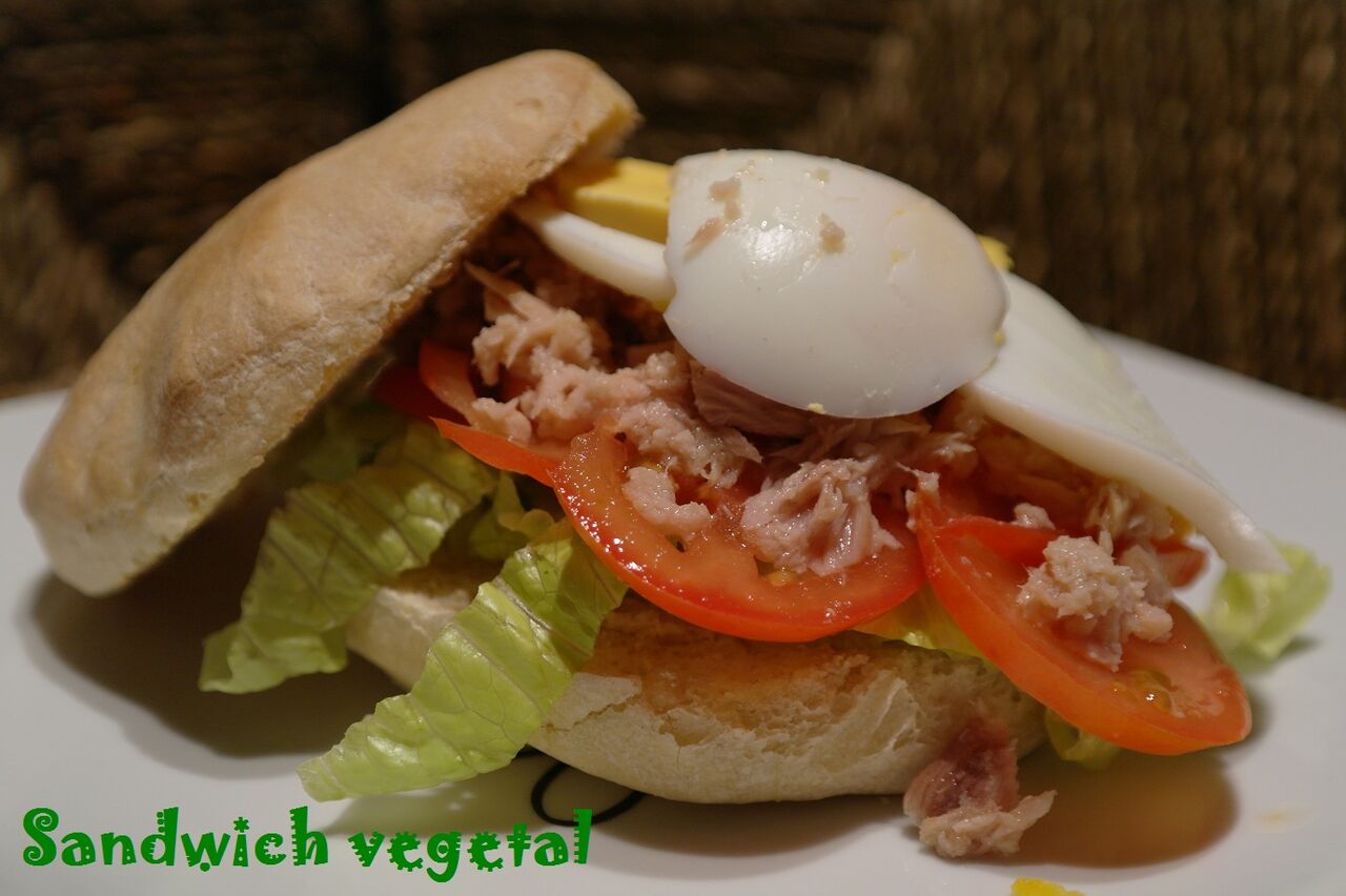 MOLLETE VEGETAL (TOMATE, ATÚN, HUEVO DURO, ESPÁRRAGOS,LECHUGA Y MAYONESA)