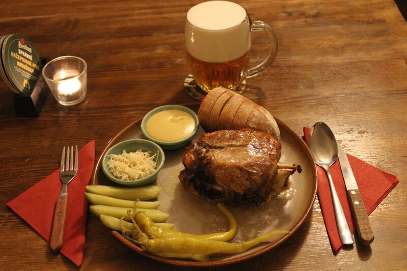 Vepřové koleno s trhacím chlebem