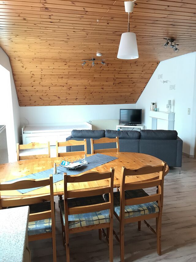 Essplatz und Wohnzimmer mit Gästebett Apartment 1