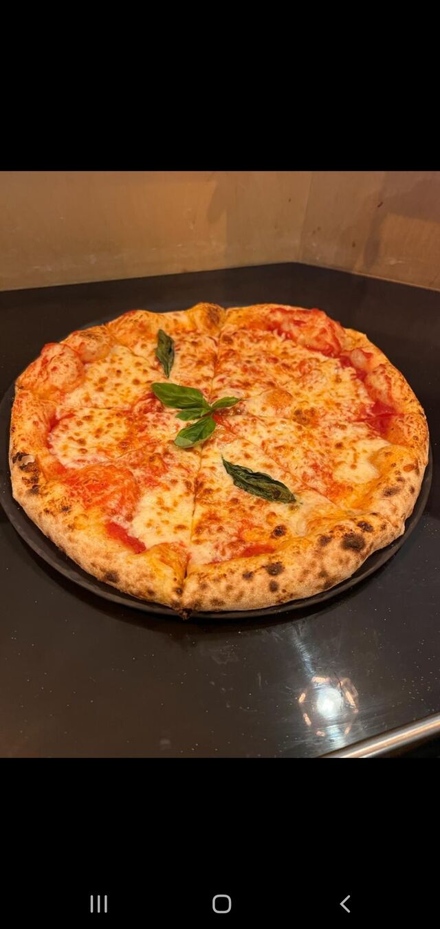 Pizza Margherita 9,90€