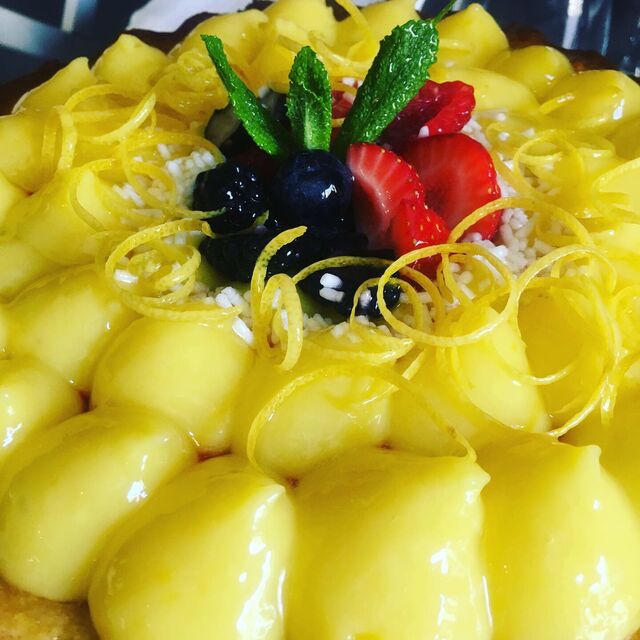 Lemon tarte con frutti di bosco