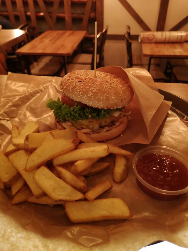 Classic Burger z frytkami ?