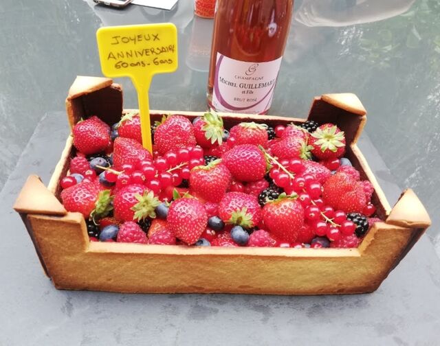 Tarte trompe l'œil de cagette aux fruits rouges (crème diplomate à la vanille)