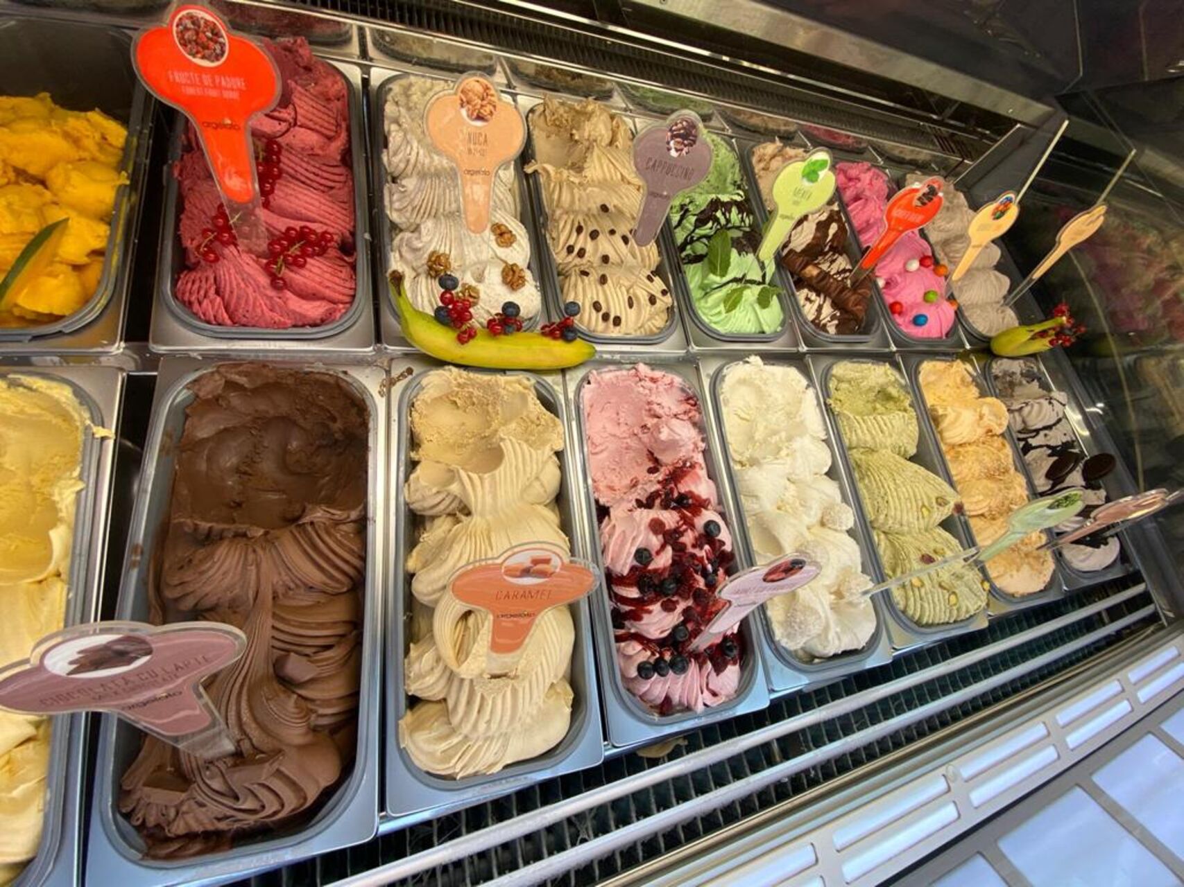 🍦 Răcorește-ți ziua cu înghețata noastră cremoasă! 🍦