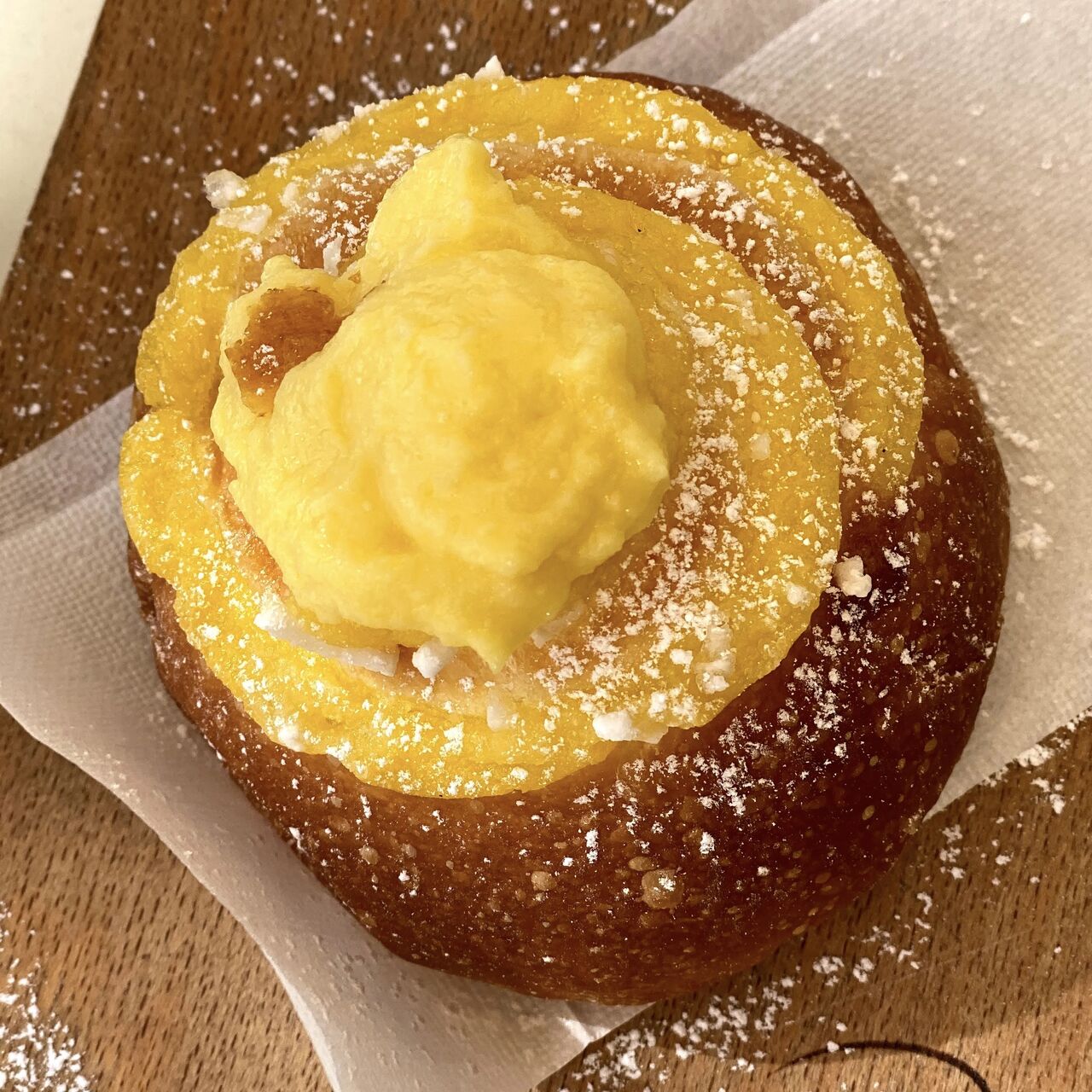Dalle 7 del mattino, potrai gustare i nostri lievitati prodotti artigianalmente e farciti di creme hand made strepitose